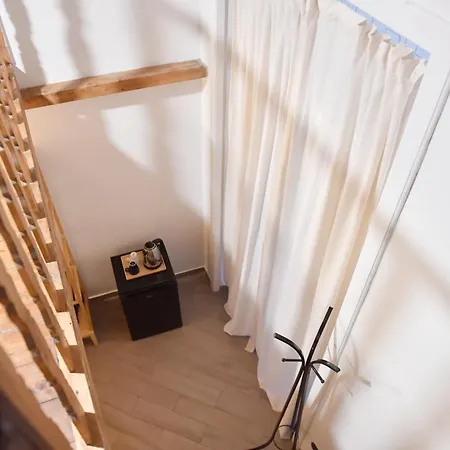 Chiaia 100 نابولي