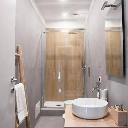 Chiaia 100 نابولي